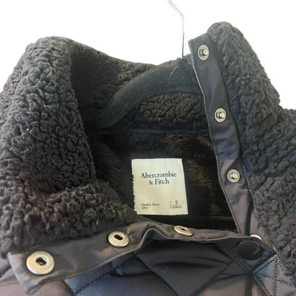 Women's Abercrombie & Fitch Black Asymmetrical Fleece Quilted Coat Size Small - Picture 3 of 5